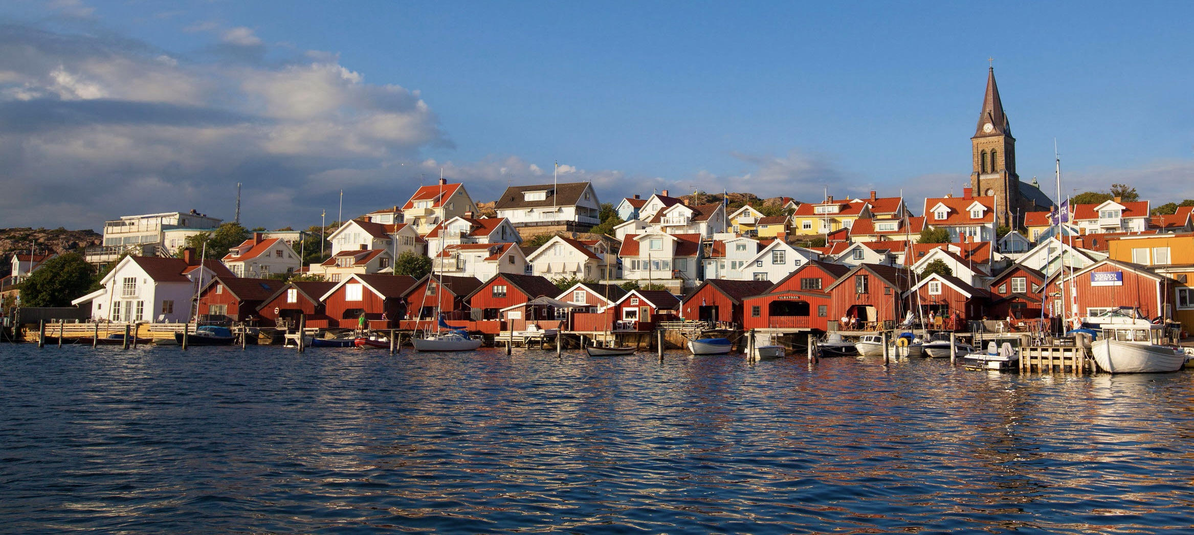 Vy över Fjällbaka med vatten i förgrunden.